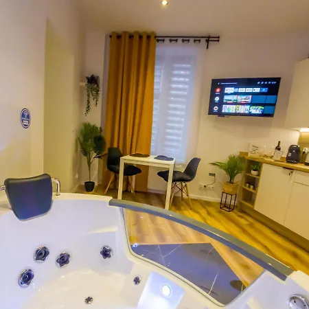 Punkt - Z Jacuzzi W Centrum Katowic Daire Katoviçe