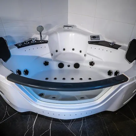 Punkt - Z Jacuzzi W Centrum Katowic Daire Katoviçe