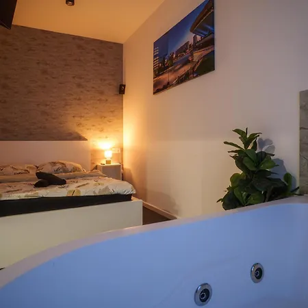 Punkt - Z Jacuzzi W Centrum Katowic Daire Katoviçe